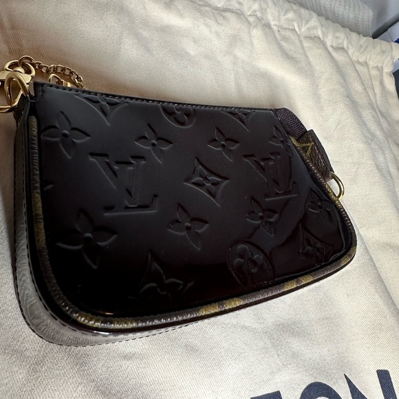 Louis Vuitton Vernis Mini Pochette Accessories - Picture 3 of 12